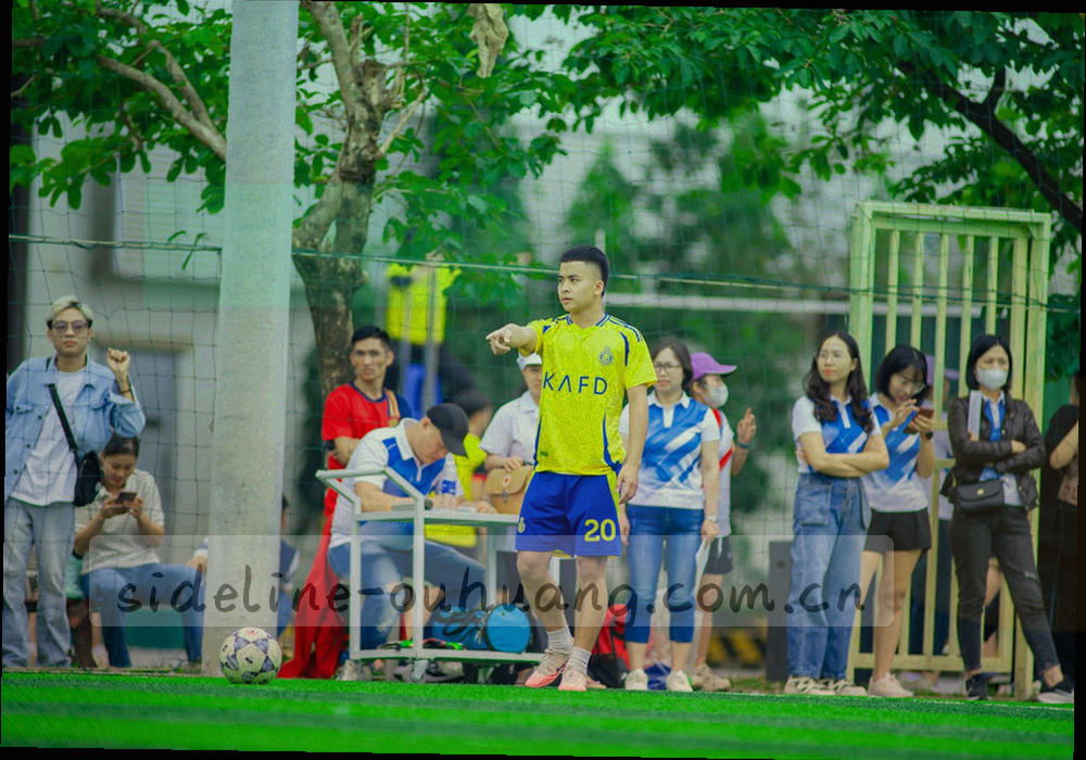 双手在键盘与多屏数据表格前的近景，屏幕光映在手背上